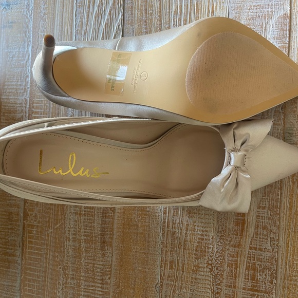 LULUS SZ 9 SATIN POINTED TOE BOW HEELS-Champagne - Picture 4 of 5